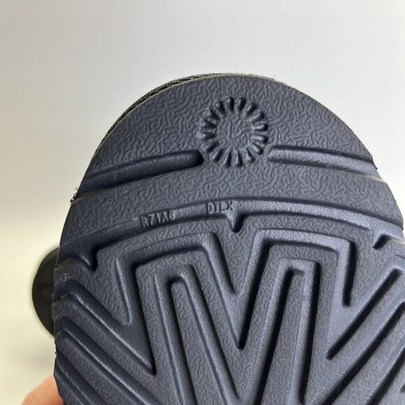 UGG Australia Women's Diara Boot US Size 6 in Black Sherpa Lined - Picture 16 of 16